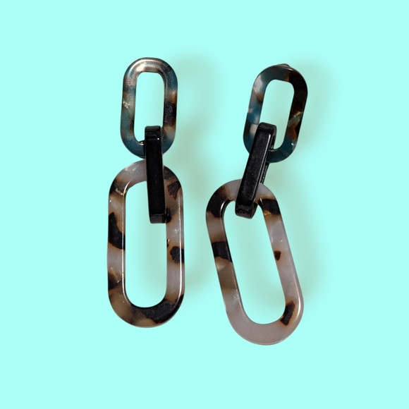 LINK STATEMENT EARRINGS - Picture 1 of 1